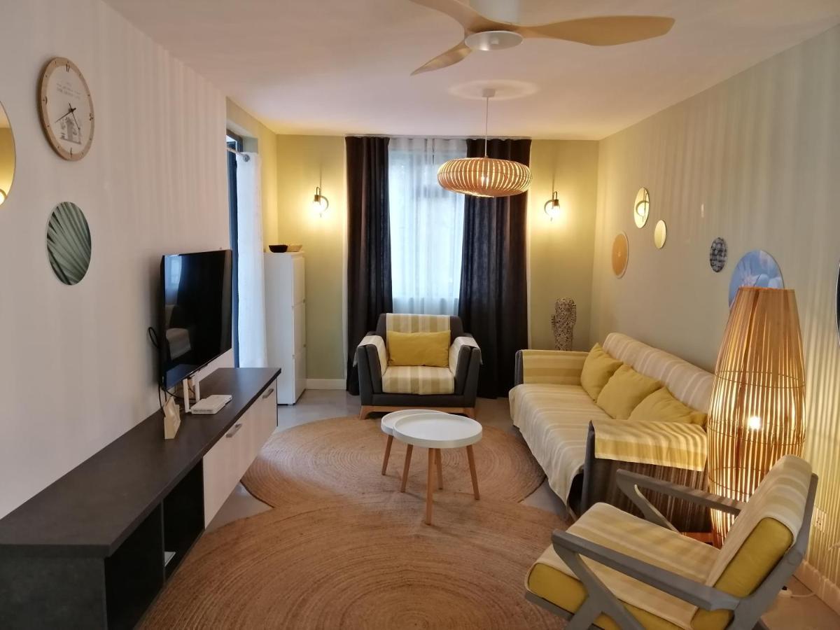 Les Cerisiers - Beach Apartment With Pool, Few Steps To The Beach Flic en Flac Exterior foto