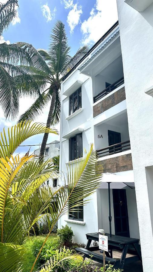 Les Cerisiers - Beach Apartment With Pool, Few Steps To The Beach Flic en Flac Exterior foto